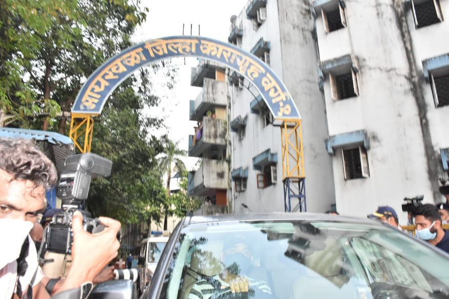 रिया चक्रवर्तीला 8 सप्टेंबर रोजी जुन्या WhatsApp चॅटच्या आधारावर अटक करण्यात आली होती. तेव्हापासून ती भायखळा जेलमध्ये होती. (फोटो सौजन्य - विरल भयानी) रिया चक्रवर्तीला 8 सप्टेंबर रोजी जुन्या WhatsApp चॅटच्या आधारावर अटक करण्यात आली होती. तेव्हापासून ती भायखळा जेलमध्ये होती. (फोटो सौजन्य - विरल भयानी)