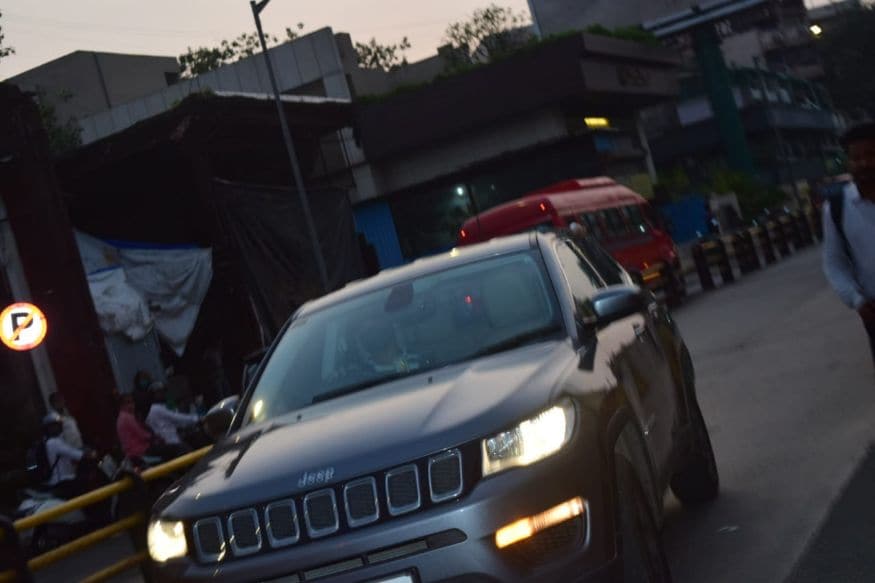 मुंबई उच्च न्यायालयाच्या निकालानुसार रियाला तिच्या सुटकेनंतर दहा दिवस जवळच्या पोलीस स्टेशनमध्ये हजेरी लावणे गरजेचं आहे. (फोटो सौजन्य - विरल भयानी) मुंबई उच्च न्यायालयाच्या निकालानुसार रियाला तिच्या सुटकेनंतर दहा दिवस जवळच्या पोलीस स्टेशनमध्ये हजेरी लावणे गरजेचं आहे. (फोटो सौजन्य - विरल भयानी)