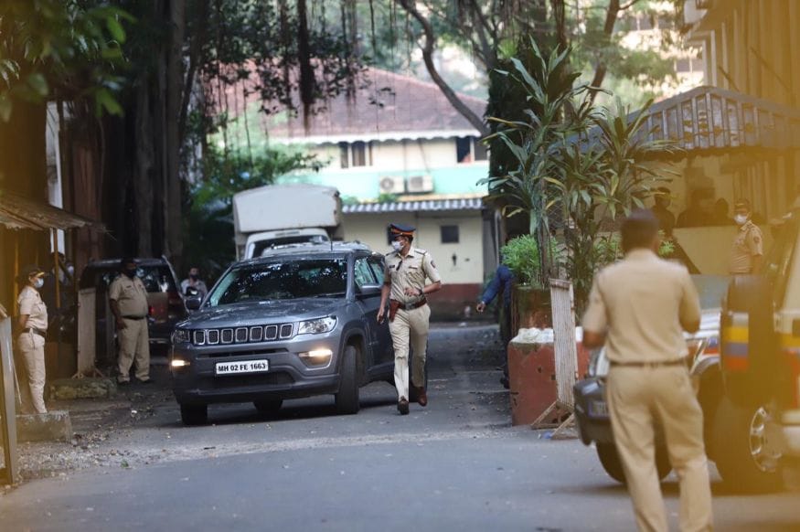 जामीन मिळाल्यानंतर रिया तुरुगांबाहेर आहे. तिला पाहण्यासाठी गर्दीही जमली. रियाचा चेहरा दिसला नाही. मात्र तिची गाडी दिसली. (फोटो सौजन्य - विरल भयानी) जामीन मिळाल्यानंतर रिया तुरुगांबाहेर आहे. तिला पाहण्यासाठी गर्दीही जमली. रियाचा चेहरा दिसला नाही. मात्र तिची गाडी दिसली. (फोटो सौजन्य - विरल भयानी)