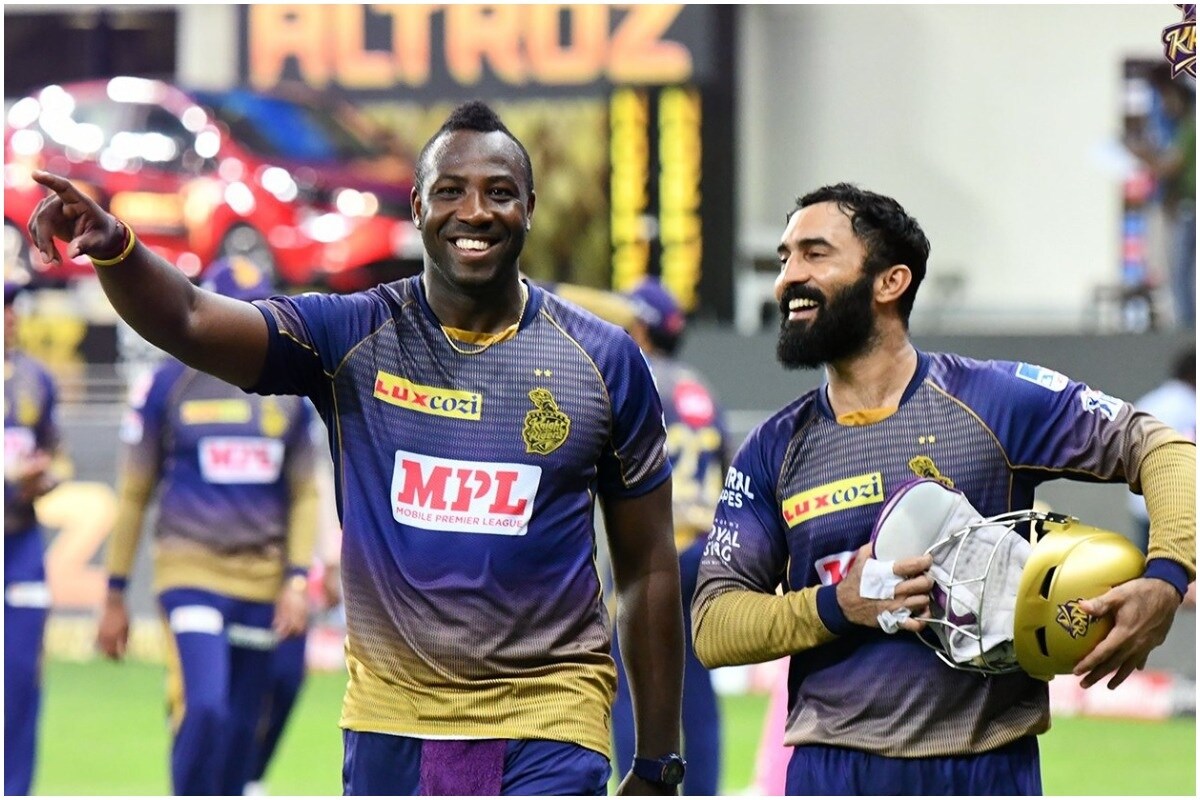 आयपीएल (IPL 2020)च्या 21व्या मॅचमध्ये धोनीच्या चेन्नईचा सामना दिनेश कार्तिकच्या कोलकात्याशी होत आहे. मागच्या मॅचमध्ये चेन्नईने पंजाबचा 10 विकेटने पराभव केला होता, तर दुसरीकडे कोलकात्याची टीमही विजयाच्या मार्गावर यायचा प्रयत्न करेल. आयपीएल (IPL 2020)च्या 21व्या मॅचमध्ये धोनीच्या चेन्नईचा सामना दिनेश कार्तिकच्या कोलकात्याशी होत आहे. मागच्या मॅचमध्ये चेन्नईने पंजाबचा 10 विकेटने पराभव केला होता, तर दुसरीकडे कोलकात्याची टीमही विजयाच्या मार्गावर यायचा प्रयत्न करेल.