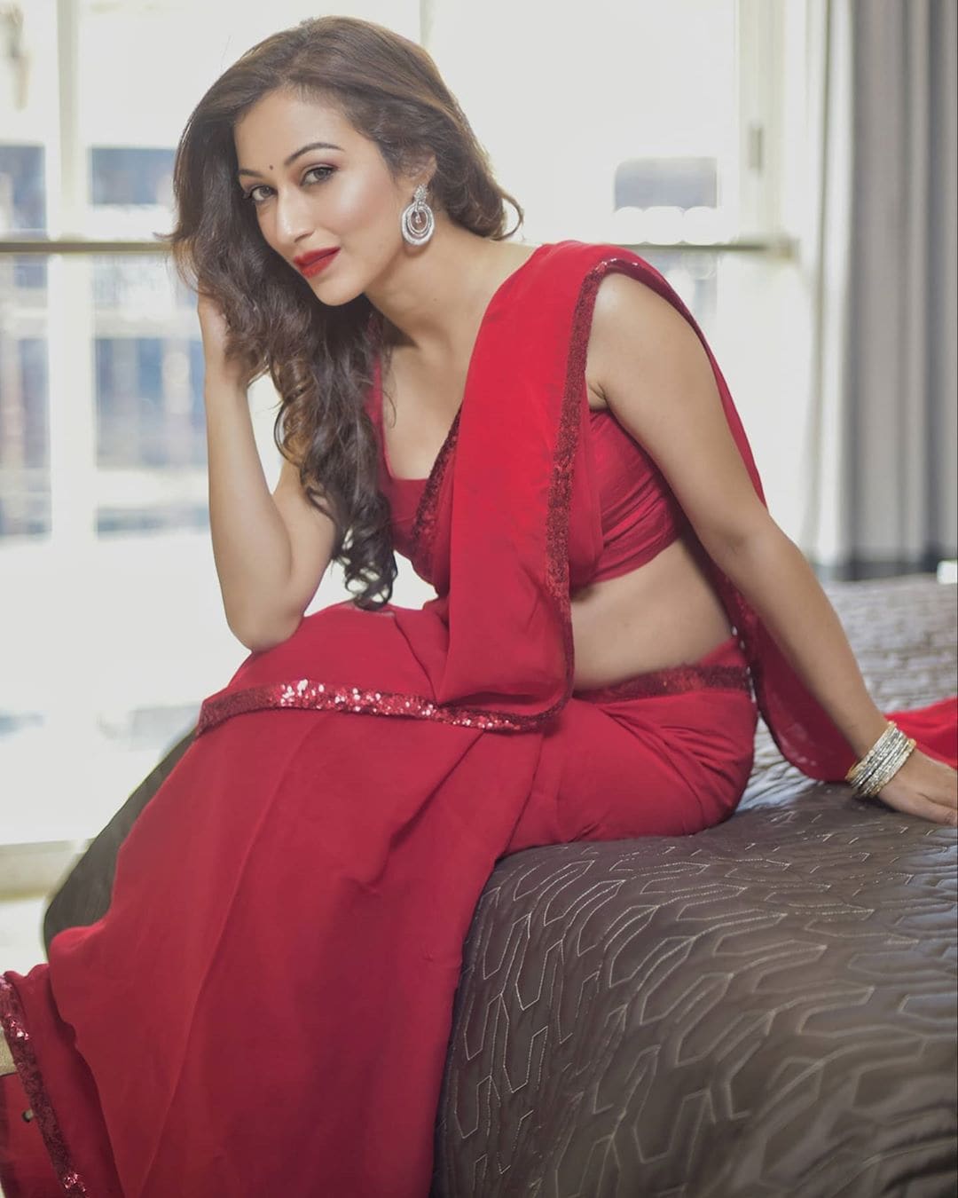 सुनैनाने आपल्या इन्टाग्राम अकाऊंटवर सुंदर फोटोज शेअर केले आहेत. सुनैनाच्या बोल्ड अँड ब्यूटिफूल लूकने अनेक चाहत्यांना भुरळ घातली आहे. लाल साडीमधल्या तिच्या फोटोला तर लाइक्स आणि कॉमेन्ट्सचा पाऊस पडला आहे. सुनैनाने आपल्या इन्टाग्राम अकाऊंटवर सुंदर फोटोज शेअर केले आहेत. सुनैनाच्या बोल्ड अँड ब्यूटिफूल लूकने अनेक चाहत्यांना भुरळ घातली आहे. लाल साडीमधल्या तिच्या फोटोला तर लाइक्स आणि कॉमेन्ट्सचा पाऊस पडला आहे.