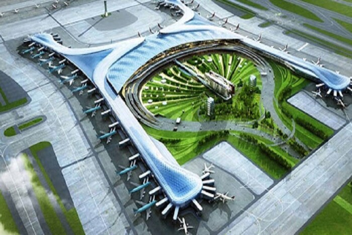  जेवर विमानतळाचे (Jewar Airport) कॉन्ट्रॅक्ट स्वित्झर्लंडची कंपनी ज्यूरिक एअरपोर्ट इंटरनॅशनल (Zurich Airport International) ला देण्यात आले आहे. यासाठी जारी केलेल्या निविद्यामध्ये या कंपनीने दिल्ली इंटरनॅशनल एअरपोर्ट लिमिटेड, अदानी एंटरप्रायजेस आणि अँकरेज इन्फ्रास्ट्रक्चर इन्वेस्टमेंट होल्डिंग्स लिमिटेड यांसारख्या कंपन्यांना मागे टाकले आहे. (फोटो-न्यूज18) 