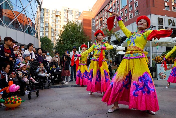 कोरोनाच्या संकटानंतर पहिल्यांदा चीनमध्ये राष्ट्रीय सुट्टी जाहीर करण्यात आली आहे.1 ऑकटोबरपासून या सुट्ट्या जाहीर झाल्या असून प्रसिद्ध Huangshan Mountain या ठिकाणी पर्यटक या सुट्ट्यांचा आनंद घेताना दिसून येत आहेत.