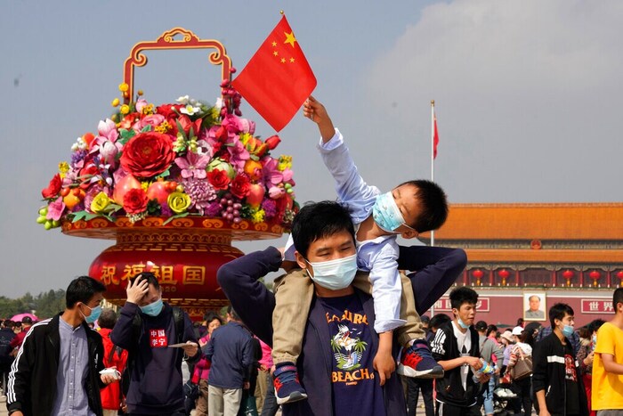 गुरुवारी चीनमधील प्रसिद्ध ऐतिहासिक स्थळ ग्रेट वॉल ऑफ चायना आणि डिझनीलँडमध्ये पर्यटकांची मोठ्या प्रमाणात गर्दी होती.