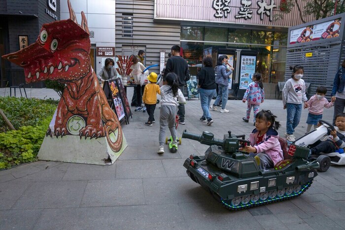 जॉन्स हॉपकिन्स विद्यापीठाच्या अनुसार, जगभरात 35 कोटी नागरिकांना कोरोनाची लागण झाली आहे. तर 10 लाख नागरिकांचा मृत्यू झाला आहे. चीनमध्ये देखील कोरोनाच्या तीन लाटा येऊन गेल्या आहेत. जर अशाच पद्धतीने नागरिक रस्त्यावर उतरले तर चौथी लाट येण्याची शक्यता देखील साउथ चीन मॉर्निंग पोस्टच्या एका रिपोर्टमध्ये म्हटलं आहे.  