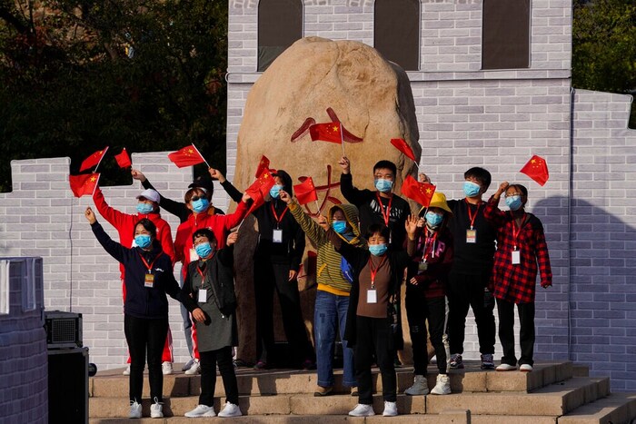 ब्रिटनमध्ये चीनबद्दल 74 टक्के नकारात्मक भावना निर्माण झाली आहे. जर्मनीमध्ये 71 टक्के तर अमेरिकेमध्ये 73 टक्के नकारात्मक भावना निर्माण झाली आहे. ही टक्केवारी एका सर्वेक्षणातील आहे आणि हे सर्वेक्षण अमेरिका, कॅनडा, बेल्जियम, डेन्मार्क, फ्रान्स, जर्मनी, इटली, नेदरलँड, स्पेन, स्वीडन, ब्रिटन, ऑस्ट्रेलिया, जपान और दक्षिण कोरिया या 14 देशांत करण्यात आलं होतं.