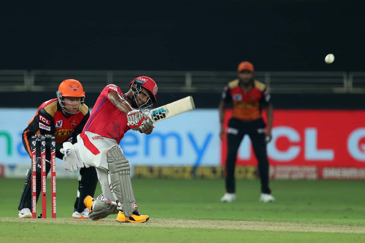 आयपीएल (IPL 2020)च्या यंदाच्या मोसमात आतापर्यंत 300 पेक्षा जास्त सिक्स मारण्यात आल्या आहेत. आयपीएलमध्ये या मोसमात सर्वाधिक सिक्स मारण्याचा रेकॉर्ड संजू सॅमसनच्या नावावर आहे. संजू सॅमसनने 5 मॅचमध्ये 16 सिक्स लगावले आहेत. या यादीत दुसऱ्या क्रमांकावर पंजाब (KXIP)च्या निकोलस पूरनचं नाव आहे. पूरनने यंदा 15 सिक्स लगावल्या आहेत. या यादीत पूरन दुसऱ्या क्रमांकावर असला, तरी यंदा सगळ्यात लांब सिक्स त्यानेच मारली आहे. हैदराबाद (SRH)विरुद्ध पूरनने 106 मीटर लांब सिक्स मारली. आयपीएल (IPL 2020)च्या यंदाच्या मोसमात आतापर्यंत 300 पेक्षा जास्त सिक्स मारण्यात आल्या आहेत. आयपीएलमध्ये या मोसमात सर्वाधिक सिक्स मारण्याचा रेकॉर्ड संजू सॅमसनच्या नावावर आहे. संजू सॅमसनने 5 मॅचमध्ये 16 सिक्स लगावले आहेत. या यादीत दुसऱ्या क्रमांकावर पंजाब (KXIP)च्या निकोलस पूरनचं नाव आहे. पूरनने यंदा 15 सिक्स लगावल्या आहेत. या यादीत पूरन दुसऱ्या क्रमांकावर असला, तरी यंदा सगळ्यात लांब सिक्स त्यानेच मारली आहे. हैदराबाद (SRH)विरुद्ध पूरनने 106 मीटर लांब सिक्स मारली.
