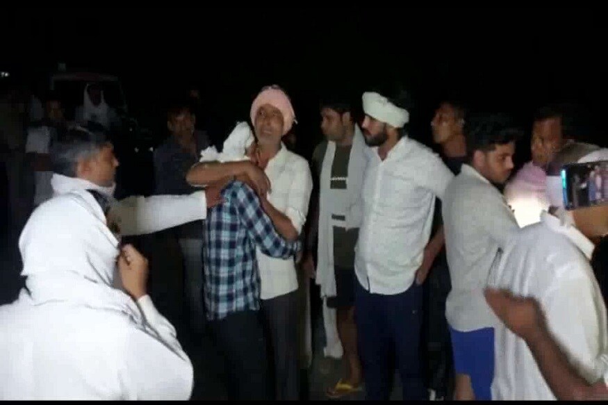 या कारमध्ये आग लागल्याची माहिती एका ग्रामस्थानं अग्निशमन दलाला व पोलिसांना दिली. याची माहिती मिळताच पोलीस व अग्निशमन दल घटनास्थळी पोहचले व त्यांनी गाडीला लागलेली आग विझविली. तोपर्यंत तिघांचे मृतदेह जळून खाक झाले. (फोटो: न्यूज 18) या कारमध्ये आग लागल्याची माहिती एका ग्रामस्थानं अग्निशमन दलाला व पोलिसांना दिली. याची माहिती मिळताच पोलीस व अग्निशमन दल घटनास्थळी पोहचले व त्यांनी गाडीला लागलेली आग विझविली. तोपर्यंत तिघांचे मृतदेह जळून खाक झाले. (फोटो: न्यूज 18)
