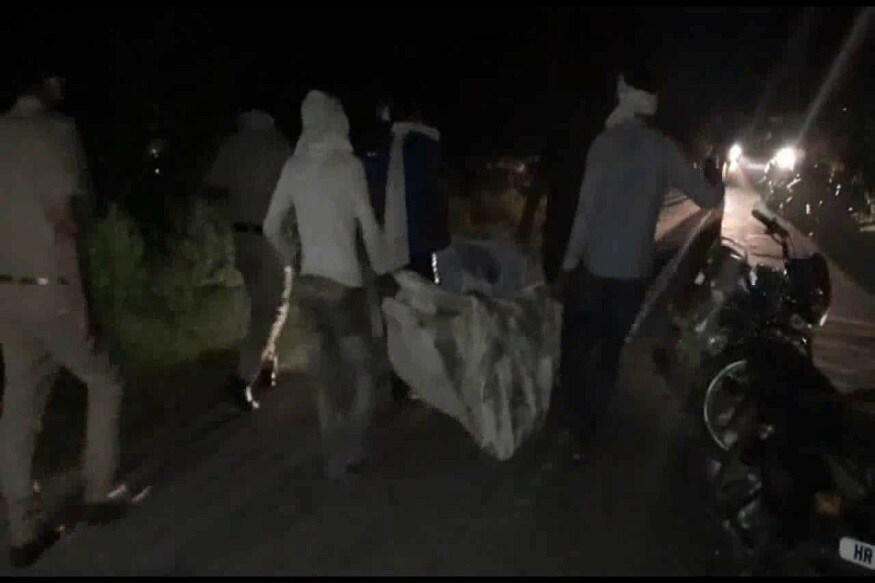 अग्निशमन कर्मचाऱ्याने सांगितले की आम्हाला अज्ञात व्यक्तीचा फोन आला की खानपूर-काकाना रोडवर ट्रॅक्टर ट्रॉली व वॅगनआरची टक्कर झाली असून त्यामुळे आग लागली आहे. या माहितीच्या आधारे घटनास्थळ गाठले आणि पोलीसही तेथे उपस्थित होते. (फोटो: न्यूज 18) अग्निशमन कर्मचाऱ्याने सांगितले की आम्हाला अज्ञात व्यक्तीचा फोन आला की खानपूर-काकाना रोडवर ट्रॅक्टर ट्रॉली व वॅगनआरची टक्कर झाली असून त्यामुळे आग लागली आहे. या माहितीच्या आधारे घटनास्थळ गाठले आणि पोलीसही तेथे उपस्थित होते. (फोटो: न्यूज 18)