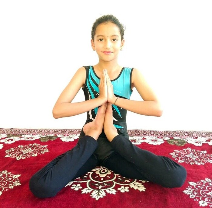  11 वर्षीय निधीला लहानपणापासूनच योगाची आवड आहे. 
