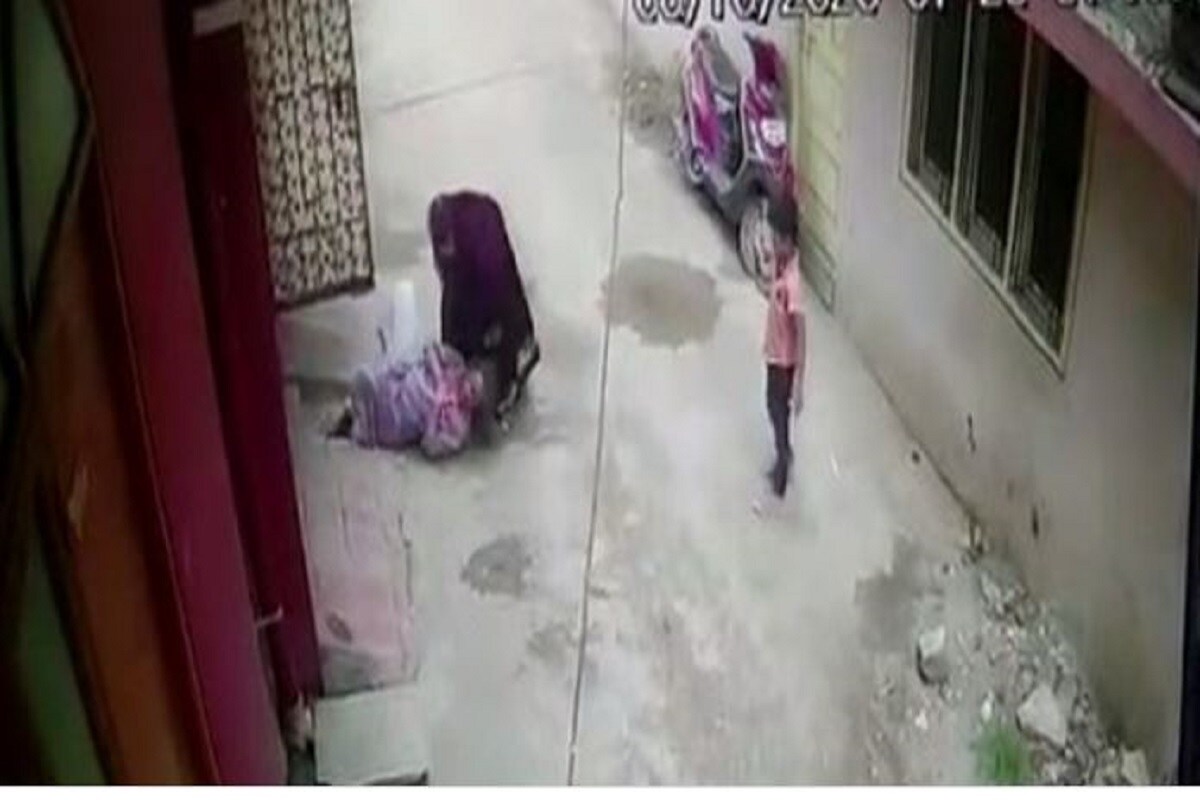 सून आपल्या सासूला मारहाण करीत असल्याचा व्हिडीओ सीसीटीव्हीमध्ये कैद झाला आहे. या व्हिडीओमध्ये सून आपल्या सासूला मारहाण करीत असल्याचे दिसून येत आहे. या व्हिडीओमध्ये दिल्यानुसार सून आपल्या 55 वर्षीय सासूला पहिल्यांदा केसांना पकडून फरफटत रस्त्यावर आणते त्यानंतर तिच्या थोबाडीत मारते. सून आपल्या सासूला मारहाण करीत असल्याचा व्हिडीओ सीसीटीव्हीमध्ये कैद झाला आहे. या व्हिडीओमध्ये सून आपल्या सासूला मारहाण करीत असल्याचे दिसून येत आहे. या व्हिडीओमध्ये दिल्यानुसार सून आपल्या 55 वर्षीय सासूला पहिल्यांदा केसांना पकडून फरफटत रस्त्यावर आणते त्यानंतर तिच्या थोबाडीत मारते.