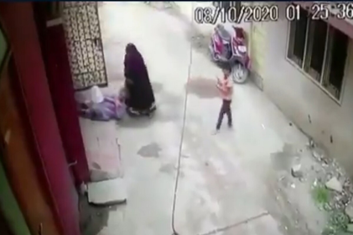सीसीटीवीमधून हे स्पष्ट झालं की सून आपल्या सासूला अत्यंत क्रुरपणे मारहाण करीत आहे. यावेळी तिच्याजवळ उभा असलेला मुलगा या प्रकरणाता व्हिडीओ मोबाइलमध्ये शूट करीत आहे. सीसीटीवीमधून हे स्पष्ट झालं की सून आपल्या सासूला अत्यंत क्रुरपणे मारहाण करीत आहे. यावेळी तिच्याजवळ उभा असलेला मुलगा या प्रकरणाता व्हिडीओ मोबाइलमध्ये शूट करीत आहे.