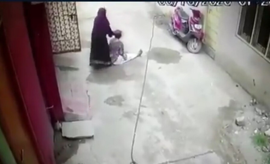 सीसीटीवी फुटेज वायरल झाल्यानंतर पोलिसांनी सून आणि तिच्या आईविरोधात आयपीसी 323 कलमाअंतर्गत एफआयआर दाखल केली आहे. सांगितले जात आहे की सासूने सुनेच्या मजल्यावरील वीज आणि पाणी बंद केलं होतं, त्यानंतर मारहाण सुरू झाली. सीसीटीवी फुटेज वायरल झाल्यानंतर पोलिसांनी सून आणि तिच्या आईविरोधात आयपीसी 323 कलमाअंतर्गत एफआयआर दाखल केली आहे. सांगितले जात आहे की सासूने सुनेच्या मजल्यावरील वीज आणि पाणी बंद केलं होतं, त्यानंतर मारहाण सुरू झाली.