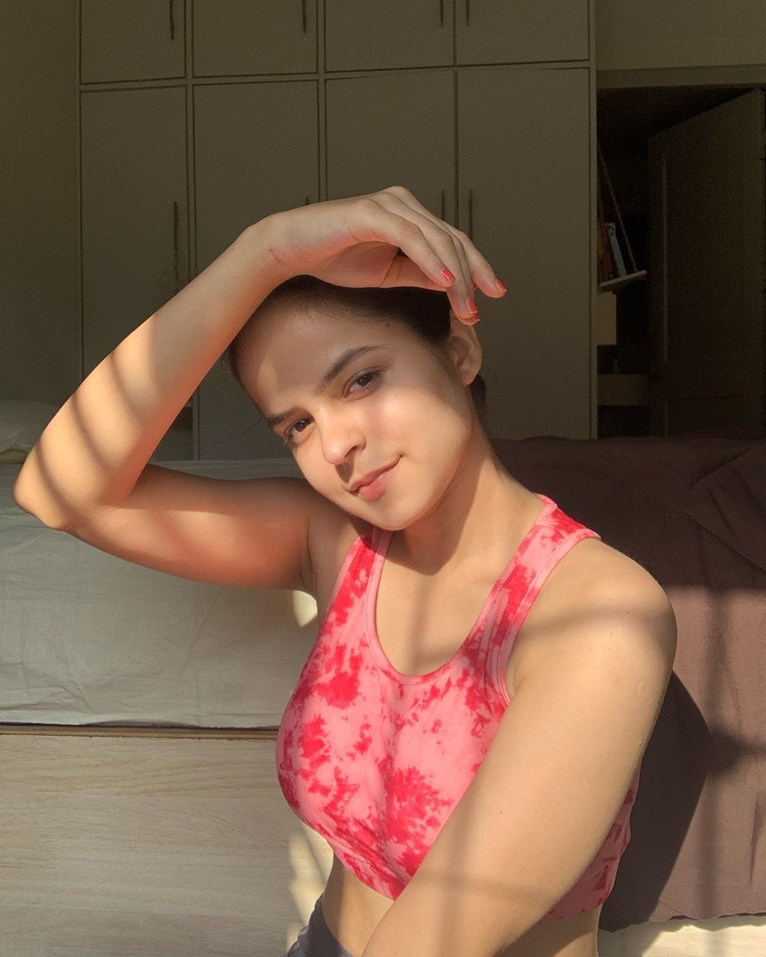पलक सिधवानी सोशल मीडियावर खूप अॅक्टिव्ह असते आणि आपल्या चाहत्यांमध्ये कायम चर्चेत असते. ती आपल्या सोशल मीडियावरुन नवनवे फोटो शेअर करते. नुकतेच पलकने सोशल मीडियावर मेकअपशिवाय फोटो शेअर केले आहेत. या फोटोंची खूप चर्चा सुरू आहे. पलक मेकअपशिवायही खूप सुंदर दिसते, अशी प्रतिक्रिया तिच्या सोशल मीडियावर येत आहे. (Photo Credit- @palaksidhwani/Instagram) पलक सिधवानी सोशल मीडियावर खूप अॅक्टिव्ह असते आणि आपल्या चाहत्यांमध्ये कायम चर्चेत असते. ती आपल्या सोशल मीडियावरुन नवनवे फोटो शेअर करते. नुकतेच पलकने सोशल मीडियावर मेकअपशिवाय फोटो शेअर केले आहेत. या फोटोंची खूप चर्चा सुरू आहे. पलक मेकअपशिवायही खूप सुंदर दिसते, अशी प्रतिक्रिया तिच्या सोशल मीडियावर येत आहे. (Photo Credit- @palaksidhwani/Instagram)