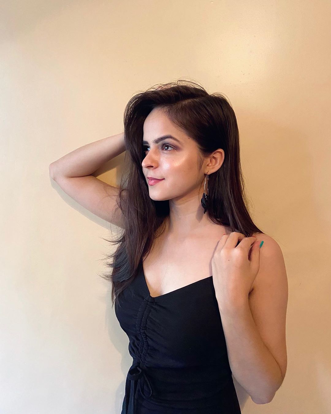 पलकने आपल्या नो-मेकअप फोटो शेअर करीत लिहिले आहे की- आज आयुष्यात जे काही करेन ते सर्वाधिक चांगलं व्हावं हा प्रयत्न करते. मी स्वत:मध्ये शांती आणि सामंजस्य कायम ठेवते. आणि बाहेर सुरू असलेल्या गोष्टींचा माझ्या आनंदावर विरजण घालू देत नाही. मी माझ्या अत्यंत सुंदर जिवनाचा मान ठेवते आणि माझ्याजवळ जे काही आहे त्यासाठी धन्यवाद देते.(Photo Credit- @palaksidhwani/Instagram) पलकने आपल्या नो-मेकअप फोटो शेअर करीत लिहिले आहे की- आज आयुष्यात जे काही करेन ते सर्वाधिक चांगलं व्हावं हा प्रयत्न करते. मी स्वत:मध्ये शांती आणि सामंजस्य कायम ठेवते. आणि बाहेर सुरू असलेल्या गोष्टींचा माझ्या आनंदावर विरजण घालू देत नाही. मी माझ्या अत्यंत सुंदर जिवनाचा मान ठेवते आणि माझ्याजवळ जे काही आहे त्यासाठी धन्यवाद देते.(Photo Credit- @palaksidhwani/Instagram)