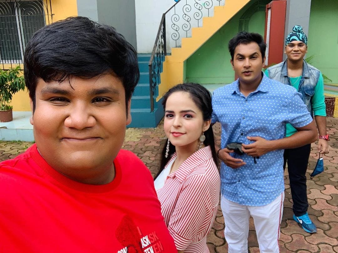 पलक सिद्धवानी टप्पू सेनाचा महत्त्वाचा भाग आहे. आणि आपल्या सोशल मीडिया अकाऊंटवरही हे फोटो शेअर करीत हे सांगितले आहे. तिचे को स्टार्ससोबत चांगली मैत्री असल्याचे ती सांगते. (Photo Credit-@palaksidhwani/Instagram) पलक सिद्धवानी टप्पू सेनाचा महत्त्वाचा भाग आहे. आणि आपल्या सोशल मीडिया अकाऊंटवरही हे फोटो शेअर करीत हे सांगितले आहे. तिचे को स्टार्ससोबत चांगली मैत्री असल्याचे ती सांगते. (Photo Credit-@palaksidhwani/Instagram)