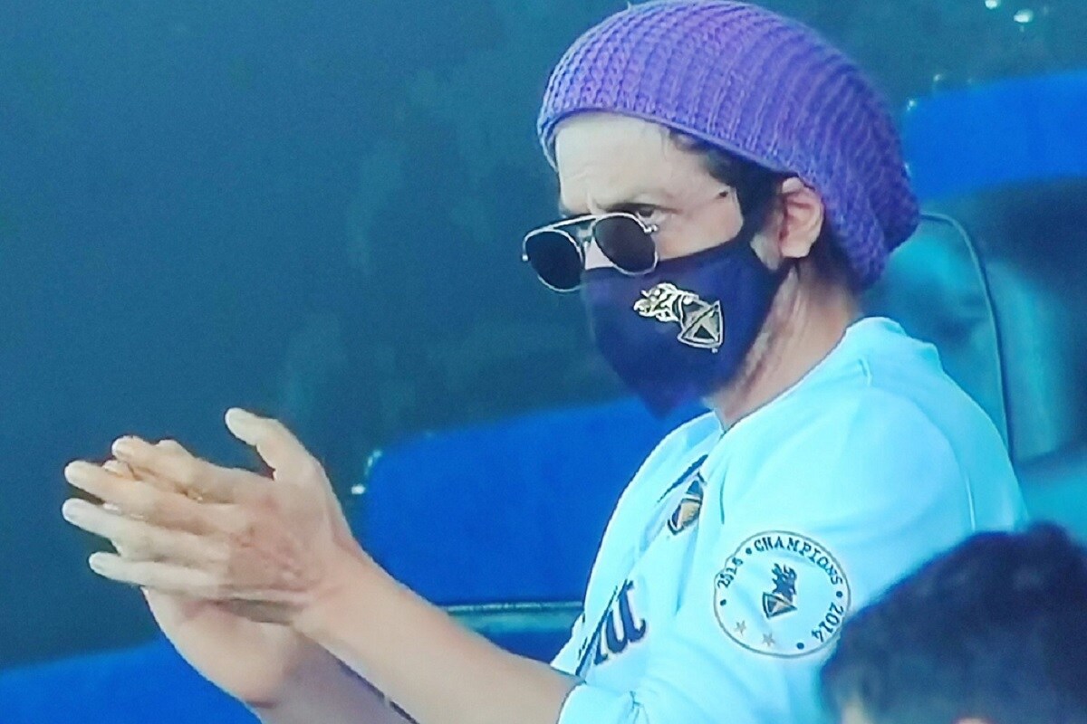 आयपीएल (IPL 2020)ची यंदाची स्पर्धा कोरोना व्हायरसमुळे युएईमध्ये खेळवण्यात येत आहे. युएईतल्या शारजाह, अबु धाबी आणि दुबई या तीन शहरांमधल्या स्टेडियममध्ये आयपीएलच्या मॅच होत आहेत. कोरोनामुळे बऱ्याच कालावधीनंतर क्रिकेटचं पुनरागमन झालं आहे, त्यामुळे खेळाडू उत्साहात आहेत. पण त्यांना युएईमधल्या गरमीमुळे बऱ्याच अडचणींचा सामना करावा लागत आहे. पण युएईमधली या गरमीचा शाहरुख खानला त्रास होत नाही, असं म्हणावं लागेल. आयपीएल (IPL 2020)ची यंदाची स्पर्धा कोरोना व्हायरसमुळे युएईमध्ये खेळवण्यात येत आहे. युएईतल्या शारजाह, अबु धाबी आणि दुबई या तीन शहरांमधल्या स्टेडियममध्ये आयपीएलच्या मॅच होत आहेत. कोरोनामुळे बऱ्याच कालावधीनंतर क्रिकेटचं पुनरागमन झालं आहे, त्यामुळे खेळाडू उत्साहात आहेत. पण त्यांना युएईमधल्या गरमीमुळे बऱ्याच अडचणींचा सामना करावा लागत आहे. पण युएईमधली या गरमीचा शाहरुख खानला त्रास होत नाही, असं म्हणावं लागेल.