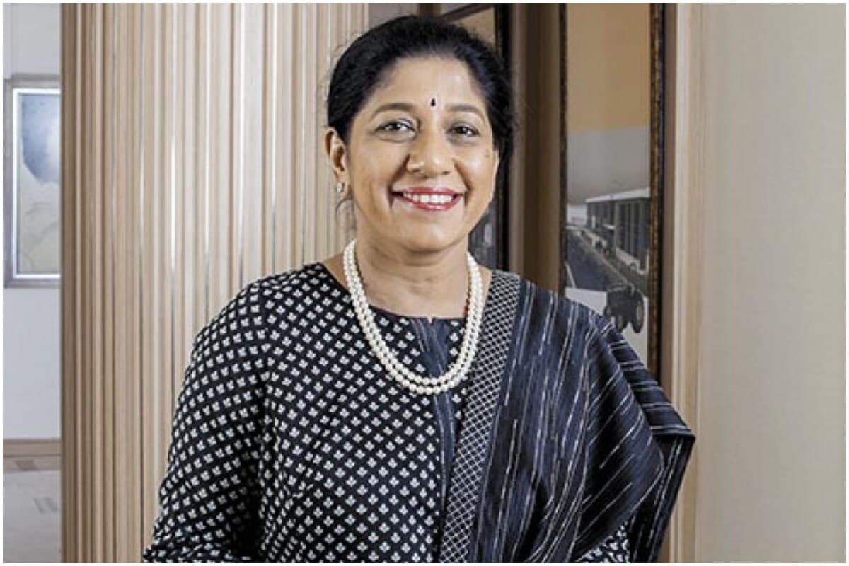 मल्लिका श्रीनिवासन - जगभरात तिसरी आणि भारतातील दुसरी सर्वाधिक ट्रॅक्टर बनवणारी कंपनी ट्रॅक्टर्स अँड फार्म इक्विपमेट लिमिडेटच्या चेअरमन मल्लिका श्रीनिवासन (Mallika Srinivasan) देशातील सर्वात श्रीमंत व्यक्तींच्या यादीमध्ये 58व्या स्थानावर आहेत. सर्वात श्रीमंत महिलांच्या यादीत त्या पाचव्या आहेत. त्यांची संपत्ती 17,917 कोटी आहे. त्यांच्या कंपनीचा कारभार 100 हून अधिक देशात चालतो. मल्लिका श्रीनिवासन - जगभरात तिसरी आणि भारतातील दुसरी सर्वाधिक ट्रॅक्टर बनवणारी कंपनी ट्रॅक्टर्स अँड फार्म इक्विपमेट लिमिडेटच्या चेअरमन मल्लिका श्रीनिवासन (Mallika Srinivasan) देशातील सर्वात श्रीमंत व्यक्तींच्या यादीमध्ये 58व्या स्थानावर आहेत. सर्वात श्रीमंत महिलांच्या यादीत त्या पाचव्या आहेत. त्यांची संपत्ती 17,917 कोटी आहे. त्यांच्या कंपनीचा कारभार 100 हून अधिक देशात चालतो.