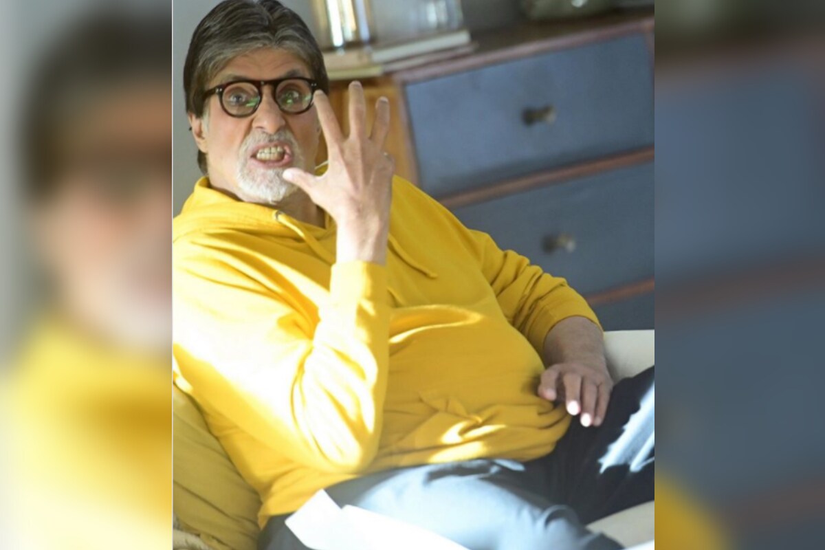 अमिताभ बच्चन यांचे पिता हरिवंश राय बच्चन प्रसिद्ध कवि होते. त्यांच्या आईचं नाव 'तेजी बच्चन' असं होतं. अमिताभ यांचं नाव आधी 'इंकलाब' ठेवण्यात आलं होतं. पण हरिवंश राय बच्चन यांचे मित्र सुमित्रानंदन पंत यांच्या सांगण्यावरुन त्यांचं नाव 'अमिताभ' ठेवण्यात आलं. अमिताभ बच्चन यांचे पिता हरिवंश राय बच्चन प्रसिद्ध कवि होते. त्यांच्या आईचं नाव 'तेजी बच्चन' असं होतं. अमिताभ यांचं नाव आधी 'इंकलाब' ठेवण्यात आलं होतं. पण हरिवंश राय बच्चन यांचे मित्र सुमित्रानंदन पंत यांच्या सांगण्यावरुन त्यांचं नाव 'अमिताभ' ठेवण्यात आलं.
