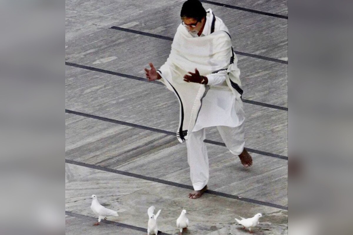 इंजिनिअरिंग आणि एअरफोर्सचं स्वप्न पूर्ण होत नाही हे बघून अमिताभ बच्चन यांनी कोलकत्याची वाट धरली. तिथे त्यांना शिंपिग अँड फ्रेट ब्रोकर कंपनीमध्ये नोकरी मिळाली. त्या काळात अमितजींना फक्त 500 रुपये पगार मिळायचा. इंजिनिअरिंग आणि एअरफोर्सचं स्वप्न पूर्ण होत नाही हे बघून अमिताभ बच्चन यांनी कोलकत्याची वाट धरली. तिथे त्यांना शिंपिग अँड फ्रेट ब्रोकर कंपनीमध्ये नोकरी मिळाली. त्या काळात अमितजींना फक्त 500 रुपये पगार मिळायचा.