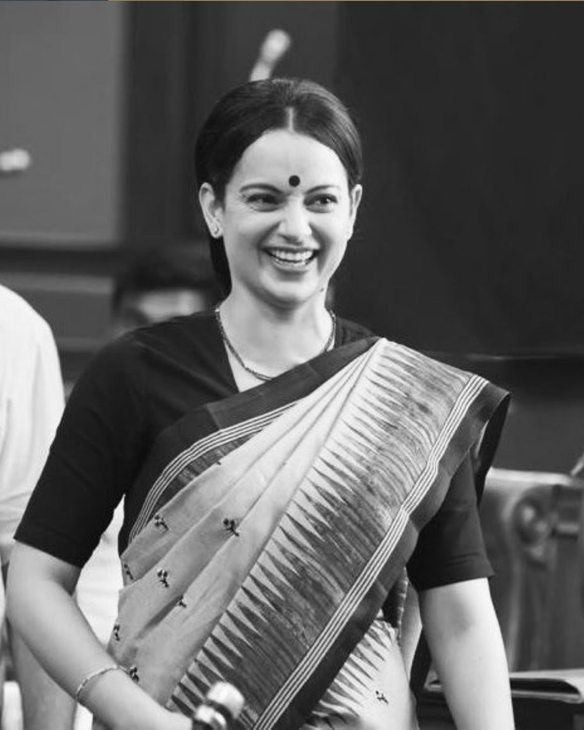 या फोटोंमध्ये कंगना हुबेहूब 'जयललिता' यांच्यासारखी दिसत आहे. या फोटोंवर नेटकऱ्यांच्या अनेक कॉमेन्ट्स येत आहेत. या फोटोंमध्ये कंगना हुबेहूब 'जयललिता' यांच्यासारखी दिसत आहे. या फोटोंवर नेटकऱ्यांच्या अनेक कॉमेन्ट्स येत आहेत.