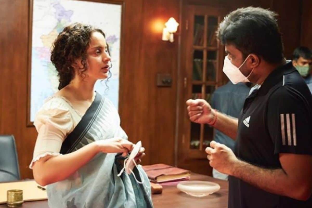 थलायवी हा बायोपिक तामिळ, तेलुगु आणि हिंदी या तिन्ही भाषांमध्ये प्रदर्शित होणार आहे. कंगनाने यासाठी कोटींचं 20 मानधन घेतल्याची चर्चा आहे. सिनेमा याआधी 26 जून रोजी प्रदर्शित होणार होता. पण कोरोनामुळे सिनेमाचं शूटिंग थांबवावं लागलं होतं. थलायवी हा बायोपिक तामिळ, तेलुगु आणि हिंदी या तिन्ही भाषांमध्ये प्रदर्शित होणार आहे. कंगनाने यासाठी कोटींचं 20 मानधन घेतल्याची चर्चा आहे. सिनेमा याआधी 26 जून रोजी प्रदर्शित होणार होता. पण कोरोनामुळे सिनेमाचं शूटिंग थांबवावं लागलं होतं.