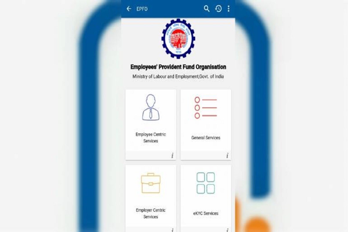 एसएमएसच्या माध्यमातून- SMS च्या माध्यमातून तुमच्या पीएफ खात्यातील रक्कम तपासण्यासाठी तुम्हाला तुमच्या रजिस्टर्ड मोबाइल नंबरवरून 7738299899 या नंबरवर मेसेज करावा लागेल. EPFOHO UAN ENG असे लिहून तुम्हाला हा मेसेज करावा लागेल. ENG म्हणजे इंग्रजी भाषेमध्ये तुम्हाला माहिती मिळेल. परंतू तुम्हाला अन्य कोणत्या भाषेत माहिती हवी असेल तर ENG ऐवजी तुम्हाला हव्या असलेल्या भाषेची पहिली तीन अक्षरं तुम्हाला टाकावी लागतील. हिंदी, पंजाबी, गुजराती, मराठी, कन्नड, तेलुगु, तमिळ, मलयाळम आणि बंगाली भाषेमध्ये ही सुविधा उपलब्ध आहे. या क्रमांकावर मेसेज करण्यासाठी ईपीएफओ मध्ये तुमचा नंबर रजिस्टर्ड असणे अनिवार्य आहे. एसएमएसच्या माध्यमातून- SMS च्या माध्यमातून तुमच्या पीएफ खात्यातील रक्कम तपासण्यासाठी तुम्हाला तुमच्या रजिस्टर्ड मोबाइल नंबरवरून 7738299899 या नंबरवर मेसेज करावा लागेल. EPFOHO UAN ENG असे लिहून तुम्हाला हा मेसेज करावा लागेल. ENG म्हणजे इंग्रजी भाषेमध्ये तुम्हाला माहिती मिळेल. परंतू तुम्हाला अन्य कोणत्या भाषेत माहिती हवी असेल तर ENG ऐवजी तुम्हाला हव्या असलेल्या भाषेची पहिली तीन अक्षरं तुम्हाला टाकावी लागतील. हिंदी, पंजाबी, गुजराती, मराठी, कन्नड, तेलुगु, तमिळ, मलयाळम आणि बंगाली भाषेमध्ये ही सुविधा उपलब्ध आहे. या क्रमांकावर मेसेज करण्यासाठी ईपीएफओ मध्ये तुमचा नंबर रजिस्टर्ड असणे अनिवार्य आहे.