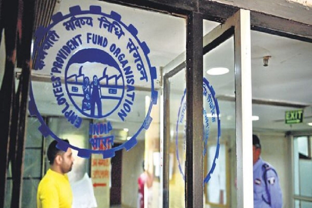 मिस्ड कॉल- Missed Call च्या माध्यमातून ईपीएफ रक्कम तपासण्यासाठी तुमचा मोबाइल नंबर UAN बरोबर रजिस्टर्ड असणे गरजेचे आहे. तुम्हाला रजिस्टर्ड मोबाइल नंबरवरून 011-22901406 यावर मिस्ड कॉल करावा लागेल. यानंतर तुम्हाला मेसेजच्या माध्यमातून तुमच्या खात्यातील रकमेची माहिती मिळेल मिस्ड कॉल- Missed Call च्या माध्यमातून ईपीएफ रक्कम तपासण्यासाठी तुमचा मोबाइल नंबर UAN बरोबर रजिस्टर्ड असणे गरजेचे आहे. तुम्हाला रजिस्टर्ड मोबाइल नंबरवरून 011-22901406 यावर मिस्ड कॉल करावा लागेल. यानंतर तुम्हाला मेसेजच्या माध्यमातून तुमच्या खात्यातील रकमेची माहिती मिळेल