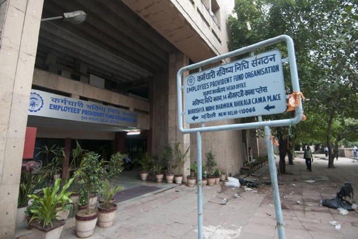 ईपीएफओ अॅप- ईपीएफओ अॅप ‘m-EPF’ डाऊनलोड करा. ते उघडल्यानंतर 'Member' वर क्लिक करा. त्यानंतर 'Balance/Passbook' ची लिंक दिसेल, त्यावर क्लिक करा. याठिकाणी तुमचा UAN क्रमांक आणि नोंदणीकृत मोबाइल नंबर टाकून तुम्ही ईपीएफमध्ये जमा असणारी रक्कम तपासू शकता. ईपीएफओ अॅप- ईपीएफओ अॅप ‘m-EPF’ डाऊनलोड करा. ते उघडल्यानंतर 'Member' वर क्लिक करा. त्यानंतर 'Balance/Passbook' ची लिंक दिसेल, त्यावर क्लिक करा. याठिकाणी तुमचा UAN क्रमांक आणि नोंदणीकृत मोबाइल नंबर टाकून तुम्ही ईपीएफमध्ये जमा असणारी रक्कम तपासू शकता.