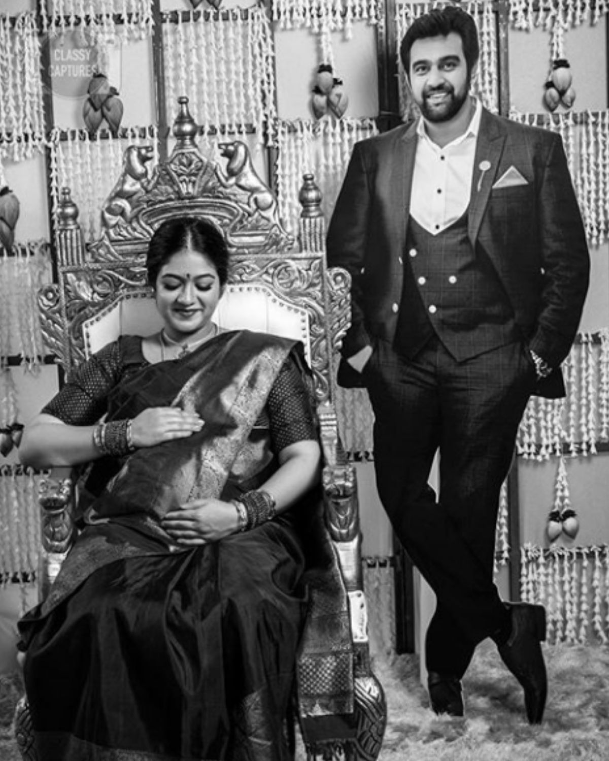 मुंबईः कन्नड़ चित्रपटातील अभिनेता चिरंजीवी सर्जा (Chiranjeevi Sarja) याचं 7 जून रोजी ह्रदयविकाराच्या झटक्याने निधन झालं. चिरंजीवीला शनिवारी 6 जून रोजी दम लागणे आणि छातीत दुखत असल्याने एका खासगी रुग्णालयात दाखल करण्यात आले होते. येथे त्याच्यावर उपचार सुरू असताना त्याचं निधन झालं. जेव्हा चिरंजीवीचं निधन (Chiranjeevi Sarja Death) झालं होतं तेव्हा त्याची पत्नी मेघना राज (Meghna Raj)गर्भवती होती. मेघना त्यादरम्यान 3 महिन्यांची गर्भवती होती. अशात चिरंजीवीच्या निधनामुळे तिला मोठा धक्का बसला होता. मात्र गर्भातील बाळासाठी तिने खंबीरपणे याला तोंड दिलं. (photo credit: instagram/@megsraj) मुंबईः कन्नड़ चित्रपटातील अभिनेता चिरंजीवी सर्जा (Chiranjeevi Sarja) याचं 7 जून रोजी ह्रदयविकाराच्या झटक्याने निधन झालं. चिरंजीवीला शनिवारी 6 जून रोजी दम लागणे आणि छातीत दुखत असल्याने एका खासगी रुग्णालयात दाखल करण्यात आले होते. येथे त्याच्यावर उपचार सुरू असताना त्याचं निधन झालं. जेव्हा चिरंजीवीचं निधन (Chiranjeevi Sarja Death) झालं होतं तेव्हा त्याची पत्नी मेघना राज (Meghna Raj)गर्भवती होती. मेघना त्यादरम्यान 3 महिन्यांची गर्भवती होती. अशात चिरंजीवीच्या निधनामुळे तिला मोठा धक्का बसला होता. मात्र गर्भातील बाळासाठी तिने खंबीरपणे याला तोंड दिलं. (photo credit: instagram/@megsraj)
