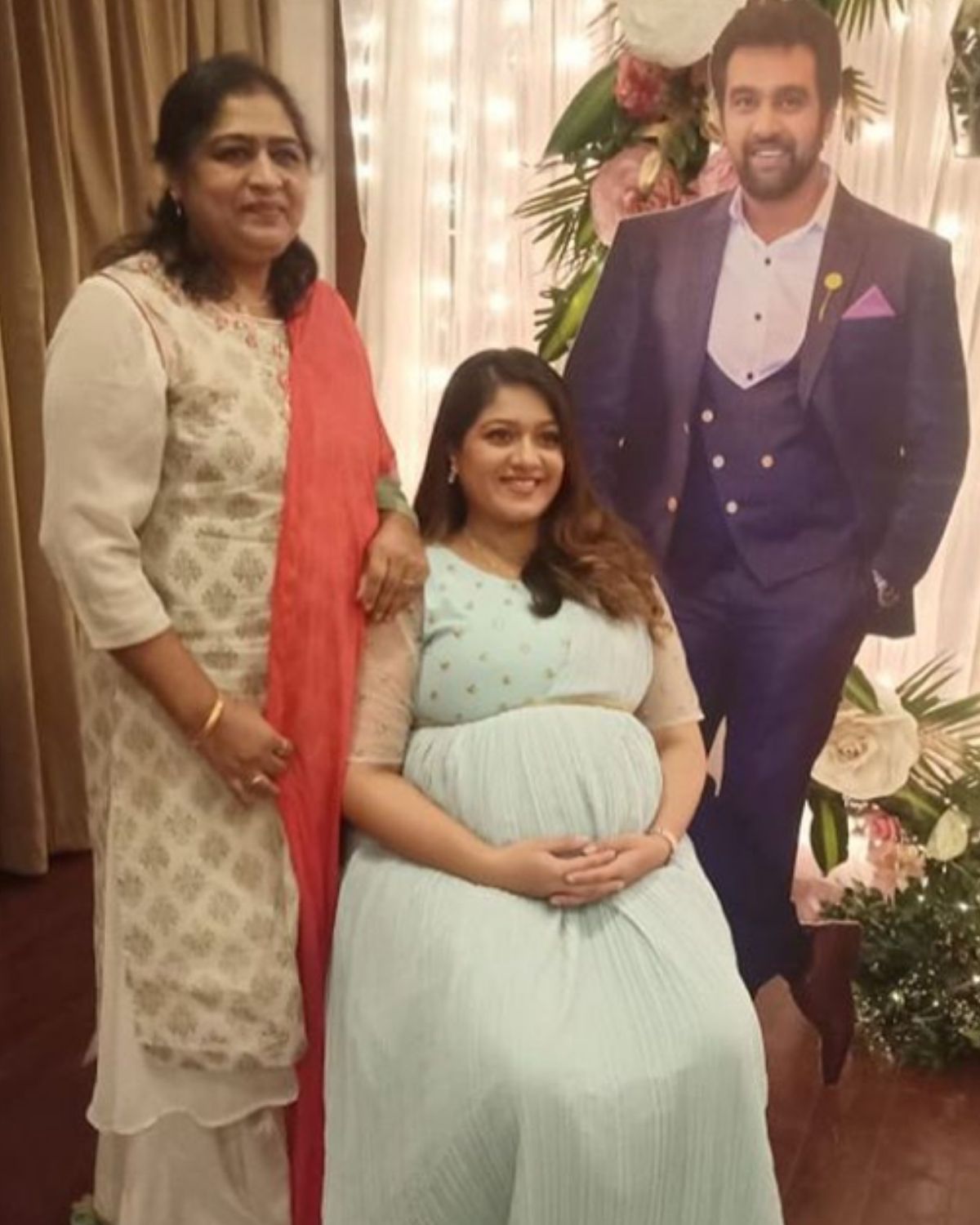 मेघनाने बेबी शॉवरचे काही फोटो सोशल मीडियावरुन शेअर केले आहेत, ज्यामध्ये ती कुटुंबासह दिसते. यामध्ये फक्त तिचा पती चिरंजीवी सर्जाची कमतरता आहे. (photo credit: instagram/@megsraj) मेघनाने बेबी शॉवरचे काही फोटो सोशल मीडियावरुन शेअर केले आहेत, ज्यामध्ये ती कुटुंबासह दिसते. यामध्ये फक्त तिचा पती चिरंजीवी सर्जाची कमतरता आहे. (photo credit: instagram/@megsraj)