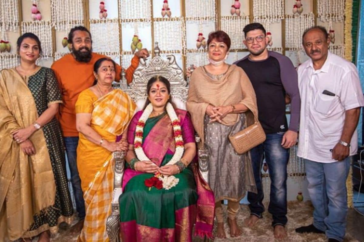 हे फोटो शेअर करीत मेघनाने कॅप्शनमध्ये लिहिलं आहे की, माझे दोन सर्वात खास व्यक्ती. आई लव यू बेबी.' (photo credit: instagram/@megsraj) हे फोटो शेअर करीत मेघनाने कॅप्शनमध्ये लिहिलं आहे की, माझे दोन सर्वात खास व्यक्ती. आई लव यू बेबी.' (photo credit: instagram/@megsraj)