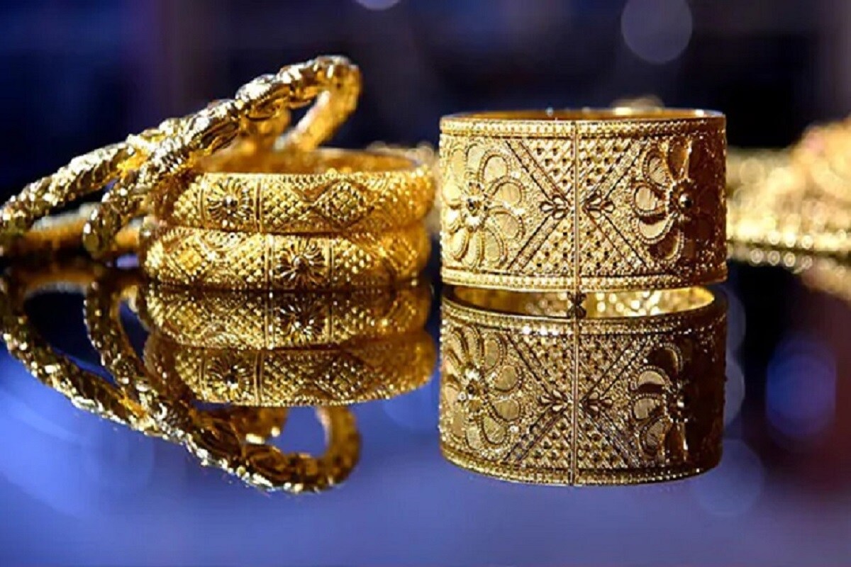 मंगळवारी आंतरराष्ट्रीय स्तरावर सोन्याचे दर उतरल्याचे पाहायला मिळाले. अमेरिकन डॉलरमध्ये आलेल्या तेजीमुळे सोन्याचे दर 3 आठवड्यातील सर्वात कमी स्तरावर आले आहेत. याचा परिणाम देशांतर्गत बाजारातील सोन्याच्या किंमतीवर देखील झाला आहे. मंगळवारी कमोडिटी एक्सचेंज एमसीएक्सवर सोन्याचांदीच्या दरात घसरण झाली आहे. MCX वर आज सुरुवातीच्या सत्रात डिसेंबरच्या डिलीव्हरीचे सोने 0.55 टक्क्यांने कमी होत 50826 रुपयांवर पोहोचले आहे. तर चांदीमध्ये 1.2 टक्क्यांची घसरण होऊन चांदी 62,343 रुपयांवर पोहोचली आहे. सर्वोच्च स्तरावरून सोन्याचे दर 5374 रुपये प्रति तोळाने कमी झाले आहेत. 