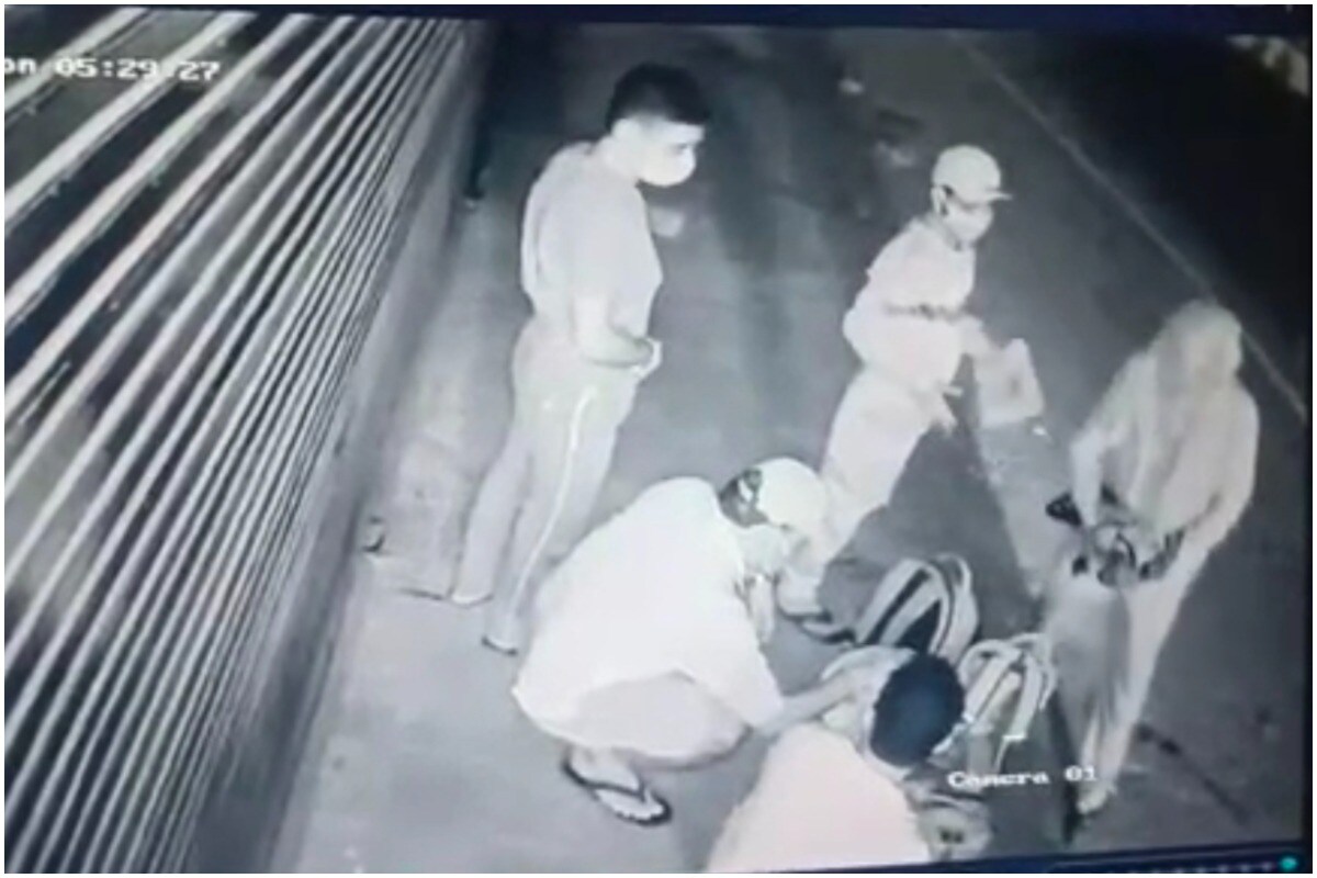 आतापर्यंत तुम्ही चोरीचे बरेच व्हिडीओ पाहिले आहेत. काही जणांनी फिल्मी स्टाइल चोरी केल्याचंही पाहिलं आहे. मात्र आता एक अशी चोरीची घटना समोर आली आहे, जी कदाचित तुम्ही कधी फिल्ममध्येही पाहिली नसेल. आतापर्यंत तुम्ही चोरीचे बरेच व्हिडीओ पाहिले आहेत. काही जणांनी फिल्मी स्टाइल चोरी केल्याचंही पाहिलं आहे. मात्र आता एक अशी चोरीची घटना समोर आली आहे, जी कदाचित तुम्ही कधी फिल्ममध्येही पाहिली नसेल.