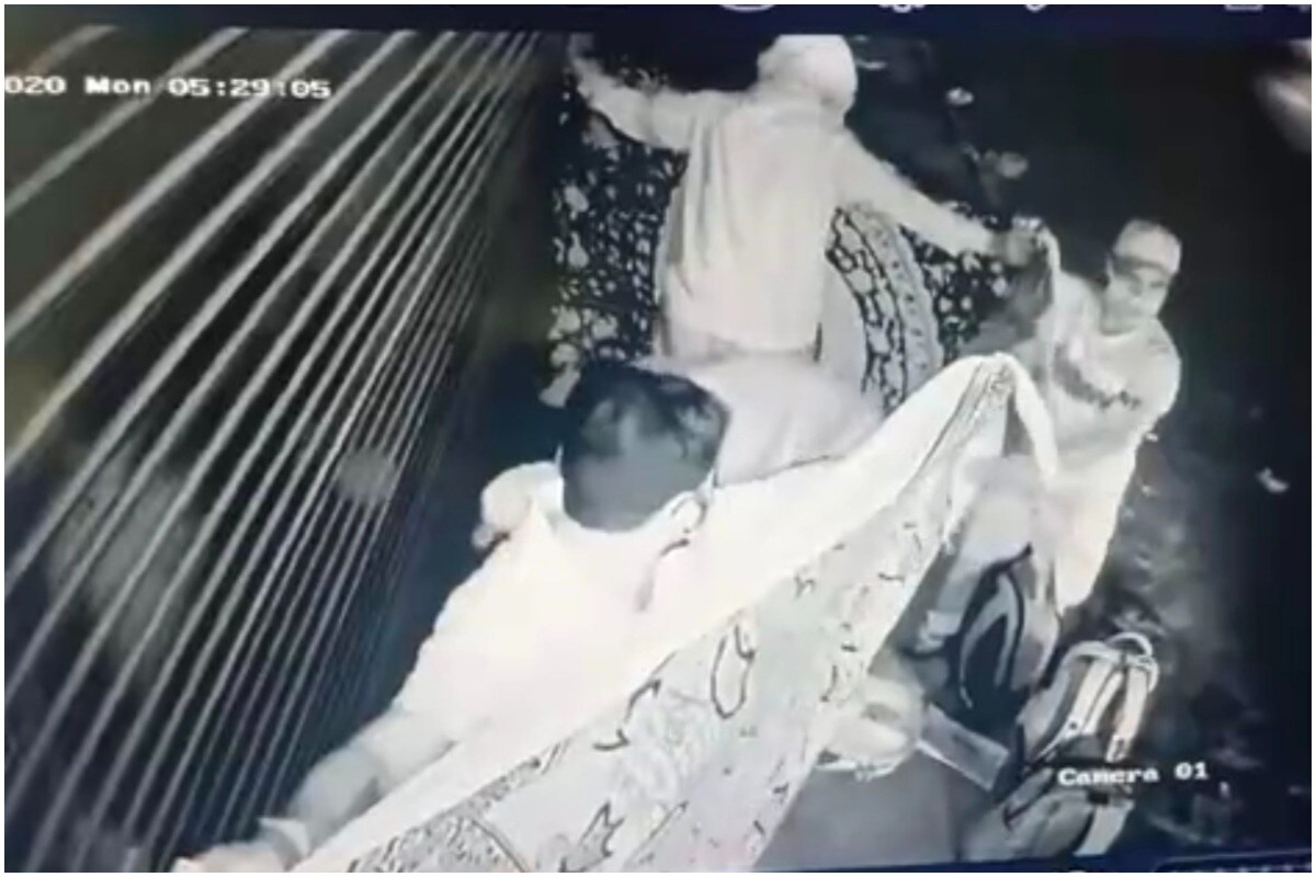 हरयाणाच्या पानिपतमध्ये अशी चोरी झाली आहे, ज्यामध्ये शटरचं लॉक न तोडताच शटरमधूनच घुसून चोरट्यांनी दुकान लुटलं आहे. दुकानाच्या मालकालाही दुकानात गेल्यानंतर पैशांच्या गल्ल्याचं तुटलेलं टाळं आणि सीसीटीव्ही फुटेज पाहिल्यानंतर चोरी झाल्याचं समजलं. हरयाणाच्या पानिपतमध्ये अशी चोरी झाली आहे, ज्यामध्ये शटरचं लॉक न तोडताच शटरमधूनच घुसून चोरट्यांनी दुकान लुटलं आहे. दुकानाच्या मालकालाही दुकानात गेल्यानंतर पैशांच्या गल्ल्याचं तुटलेलं टाळं आणि सीसीटीव्ही फुटेज पाहिल्यानंतर चोरी झाल्याचं समजलं.
