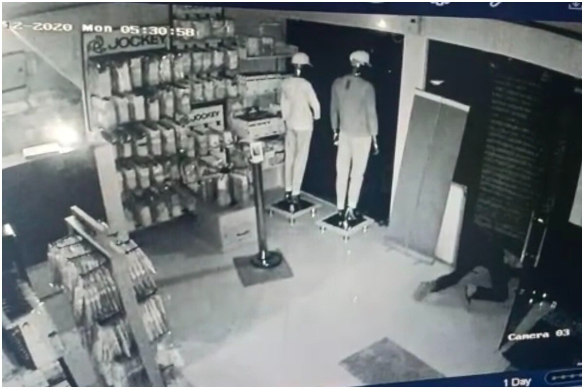 दुकानाच्या मालकाने दिलेल्या माहितीनुसार, सात ते आठ जण दुकानाच्या बाहेर आले. त्यापैकी काही जणांनी दुकानासमोर चादर धरली आणि इतरांनी शटर वर करून आपल्या एका सहकाऱ्याला दुकानाच्या आत घुसवलं. पैशांचा गल्ला तोडून त्यातून 86 हजार रुपये आणि काही मोबाईल चोरी केले. दुकानाच्या मालकाने दिलेल्या माहितीनुसार, सात ते आठ जण दुकानाच्या बाहेर आले. त्यापैकी काही जणांनी दुकानासमोर चादर धरली आणि इतरांनी शटर वर करून आपल्या एका सहकाऱ्याला दुकानाच्या आत घुसवलं. पैशांचा गल्ला तोडून त्यातून 86 हजार रुपये आणि काही मोबाईल चोरी केले.
