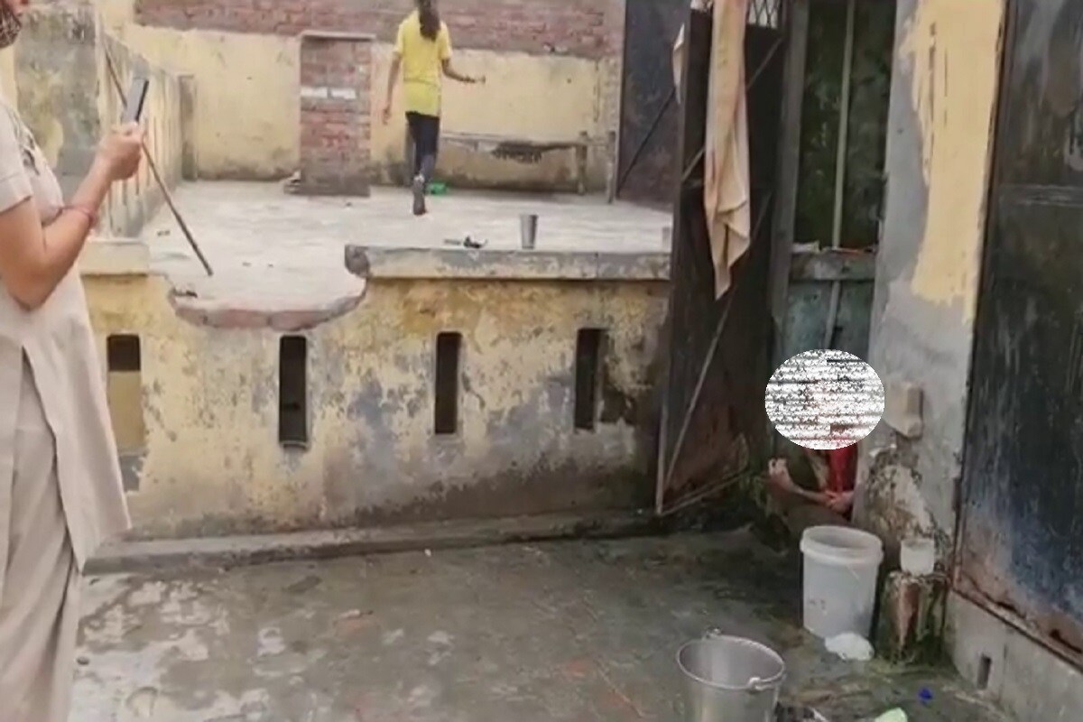 हरयाणाच्या पानीपतमधील ही धक्कादायक घटना. एका महिलेला तिच्या पतीने तब्बल तीन वर्षे बाथरूममध्ये कोंडून ठेवलं. तो तिला मारहाण करायचा, खायलादेखील द्यायचा नाही. (फोटो - News18) हरयाणाच्या पानीपतमधील ही धक्कादायक घटना. एका महिलेला तिच्या पतीने तब्बल तीन वर्षे बाथरूममध्ये कोंडून ठेवलं. तो तिला मारहाण करायचा, खायलादेखील द्यायचा नाही. (फोटो - News18)