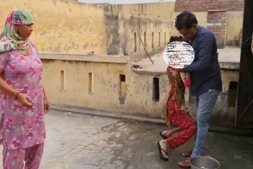 सनौलीमधील रिशपूर गावातील 35 वर्षांच्या रामरतिलाला तिचा पती नरेशने बाथरूममध्ये कोंडून ठेवलं, याबाबत तक्रार देण्यात आली. त्यानंतर जिल्हा महिला संरक्षण अधिकारी रजनी गुप्ता आणि सनौली पोलीस ठाण्यातील पोलीस तिथं मंगळवारी दाखल झाले. (फोटो - News18) सनौलीमधील रिशपूर गावातील 35 वर्षांच्या रामरतिलाला तिचा पती नरेशने बाथरूममध्ये कोंडून ठेवलं, याबाबत तक्रार देण्यात आली. त्यानंतर जिल्हा महिला संरक्षण अधिकारी रजनी गुप्ता आणि सनौली पोलीस ठाण्यातील पोलीस तिथं मंगळवारी दाखल झाले. (फोटो - News18)