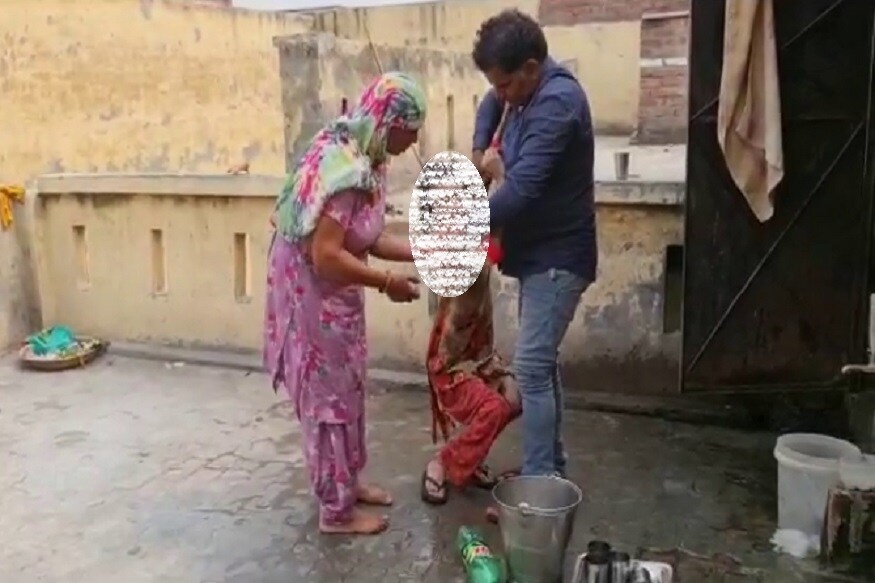 अधिकारी तिथं आले तेव्हा नरेश खेळत होता. त्याला पत्नीबाबत विचारलं असता आधी तो गप्प राहिला. मात्र नंतर त्याने ती पहिल्या मजल्यावर टॉयलेटमध्ये असल्याचं सांगितलं.(फोटो - News18) अधिकारी तिथं आले तेव्हा नरेश खेळत होता. त्याला पत्नीबाबत विचारलं असता आधी तो गप्प राहिला. मात्र नंतर त्याने ती पहिल्या मजल्यावर टॉयलेटमध्ये असल्याचं सांगितलं.(फोटो - News18)