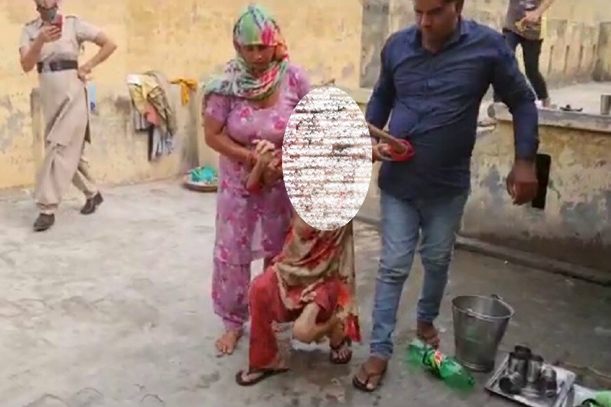 टॉयलेटचं दार उघडताच धक्काच बसला रामरतिलाच्या शरीरात फक्त हाडांचा सापळा शिल्लक होता. तिचे कपडे पूर्णपणे अस्वच्छ झाले होते. इतके वर्षे बाथरूममध्येच राहिल्याने तिचे पायही वाकडेच राहिले आहेत.(फोटो - News18) टॉयलेटचं दार उघडताच धक्काच बसला रामरतिलाच्या शरीरात फक्त हाडांचा सापळा शिल्लक होता. तिचे कपडे पूर्णपणे अस्वच्छ झाले होते. इतके वर्षे बाथरूममध्येच राहिल्याने तिचे पायही वाकडेच राहिले आहेत.(फोटो - News18)