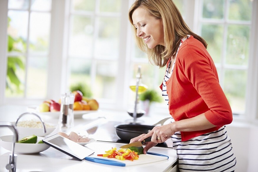 कुकिंग करिअर (Cooking Career)-महिला बर्याचदा घरी स्वयंपाकाची काळजी घेतात आणि या कामातही त्यांना प्रभुत्व मिळते. या कौशल्याचा फायदा घेऊन तुम्ही पैसे कमवू शकता. तुम्ही युट्युबह व्हिडीओ तयार करू शकता, किंवा टिफिन सिस्टम सुरू करू शकता, ज्यामुळे आपल्याला चांगल्या उत्पन्नाची संधी मिळते. कुकिंग करिअर (Cooking Career)-महिला बर्याचदा घरी स्वयंपाकाची काळजी घेतात आणि या कामातही त्यांना प्रभुत्व मिळते. या कौशल्याचा फायदा घेऊन तुम्ही पैसे कमवू शकता. तुम्ही युट्युबह व्हिडीओ तयार करू शकता, किंवा टिफिन सिस्टम सुरू करू शकता, ज्यामुळे आपल्याला चांगल्या उत्पन्नाची संधी मिळते.