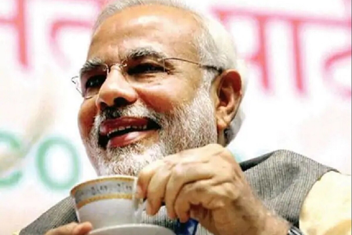 मोदींचे मासिक वेतन: पंतप्रधानांचे मासिक वेतन 2 लाख रुपये आहे. त्याच्या बचत खात्यात 3.38 लाख रुपये आहेत. ही माहिती 30 जून 2020 ची आहे, तर 31 मार्च 2019 रोजी त्याच्या बचत खात्यात फक्त 4143 रुपये होते. त्यांनी गांधीनगरच्या एसबीआय शाखेत एफडी केली आहे. ही रक्कम वाढून 1 कोटी 60 लाख 28 हजार 39 रुपये झाली आहे. मोदींचे मासिक वेतन: पंतप्रधानांचे मासिक वेतन 2 लाख रुपये आहे. त्याच्या बचत खात्यात 3.38 लाख रुपये आहेत. ही माहिती 30 जून 2020 ची आहे, तर 31 मार्च 2019 रोजी त्याच्या बचत खात्यात फक्त 4143 रुपये होते. त्यांनी गांधीनगरच्या एसबीआय शाखेत एफडी केली आहे. ही रक्कम वाढून 1 कोटी 60 लाख 28 हजार 39 रुपये झाली आहे.