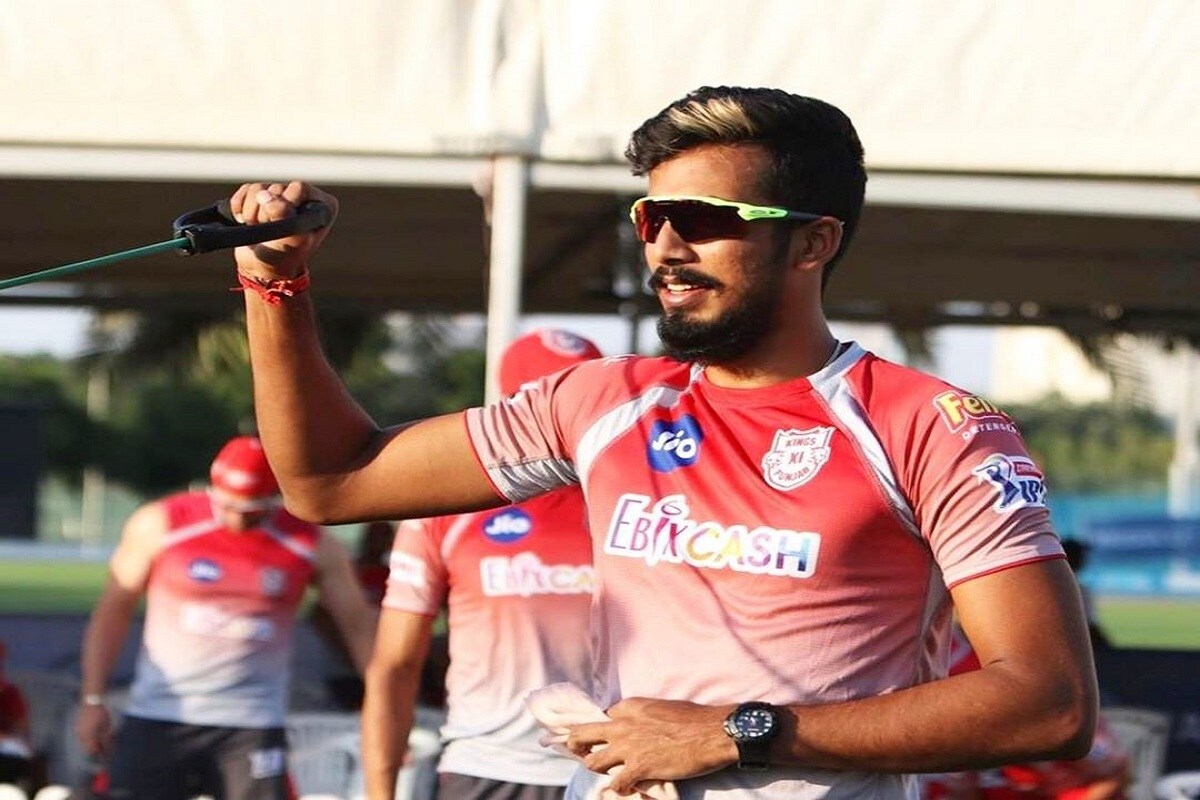 भारताच्या अंडर-19 टीममध्ये असलेल्या इशान पोरेल याला पंजाबने अजून एकही संधी दिलेली नाही. पोरेलने बंगालच्या रणजी टीमसाठी धमाकेदार कामगिरी केली आहे. सय्यद मुश्ताक अली टी-20 स्पर्धेत पोरेलने 16 विकेट घेतल्या. 2019-20 च्या रणजी मोसमात त्याने 6 मॅचमध्ये तब्बल 23 विकेट मिळवल्या होत्या. तरीही पंजाबने पोरेलला बेंचवर बसवलं आहे. इशान पोरेल 140 किमी प्रती तास या वेगाने बॉलिंग करतो. संधी मिळाली तर पोरेल पराभवाच्या ट्रॅकवर असलेल्या पंजाबला विजयाच्या मार्गावर आणू शकतो. भारताच्या अंडर-19 टीममध्ये असलेल्या इशान पोरेल याला पंजाबने अजून एकही संधी दिलेली नाही. पोरेलने बंगालच्या रणजी टीमसाठी धमाकेदार कामगिरी केली आहे. सय्यद मुश्ताक अली टी-20 स्पर्धेत पोरेलने 16 विकेट घेतल्या. 2019-20 च्या रणजी मोसमात त्याने 6 मॅचमध्ये तब्बल 23 विकेट मिळवल्या होत्या. तरीही पंजाबने पोरेलला बेंचवर बसवलं आहे. इशान पोरेल 140 किमी प्रती तास या वेगाने बॉलिंग करतो. संधी मिळाली तर पोरेल पराभवाच्या ट्रॅकवर असलेल्या पंजाबला विजयाच्या मार्गावर आणू शकतो.