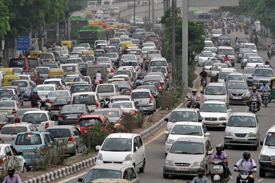 पावसाळा संपत आला की दिल्ली आणि एनसीआरच्या वायू प्रदूषणाची चर्चा सुरू होते. आजूबाजूच्या राज्यांत पेंढा जाळल्यामुळे धूरकं वाढतं आणि राजधानीतल्या वाहनांच्या धुराने त्यात भर पडते. जगातील काही शहरांनी मात्र वायूप्रदूषणावर नियंत्रण मिळवलं आहे.. कसं? पावसाळा संपत आला की दिल्ली आणि एनसीआरच्या वायू प्रदूषणाची चर्चा सुरू होते. आजूबाजूच्या राज्यांत पेंढा जाळल्यामुळे धूरकं वाढतं आणि राजधानीतल्या वाहनांच्या धुराने त्यात भर पडते. जगातील काही शहरांनी मात्र वायूप्रदूषणावर नियंत्रण मिळवलं आहे.. कसं?
