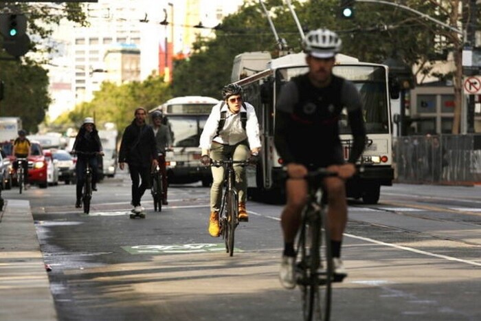 सॅन फ्रान्सिस्को: 02 ऑगस्ट 2017 ला सॅन फ्रान्सिस्कोने जाहीर केलं की 2.2 मैल लांबीच्या मार्केट परिसरात कार चालवण्यास बंदी आहे. त्याऐवजी सायकल चालवण्यास त्यांनी प्राधान्य दिलं. या शहरात दुचाकीसाठी 125 मैल लांब लेन आहे. तेथे पादचाऱ्यांना एक वेगळा रस्ता तयार करण्यात आला आहे. 