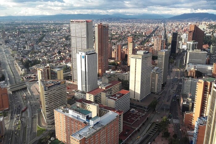 बोगाटा: बोगाटा हे कोलंबिया मधील सगळ्यात गजबजलेलं शहर आहे. ते 1974 पासून रस्त्यावरील गाड्यांवर मर्यादा आणण्याचं काम करत आहे. आता या शहरात फक्त सायकलींसाठी 220 मैल लांब लेन तयार करण्यात आली आहे. बोगाटामध्ये आठवड्यातून एक दिवस 75 मैल रस्त्यावर वाहने चालत नाहीत. हे काम त्यांनी 1974 पासून सुरू केले आहे. 2013 मध्ये स्थानिक सरकारने आणखी एक यंत्रणा लागू केली. काही तासांसाठी इथं गाड्यांवर बंदी घालण्यात आली आहे. या काळात नंबर प्लेटच्या आधारे सम किंवा विषम नंबरच्या गाड्या रस्त्यावर धावतात. 