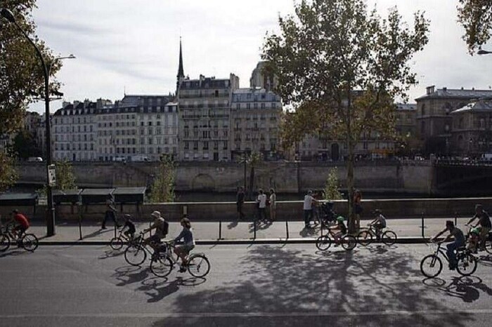 पॅरिस: येथे 2014 पासून सम विषम गाड्यांची प्रथा सुरू झाली आहे. यामुळे प्रदूषण 30 टक्क्यांनी कमी झालं आहे. 2020 पर्यंत इलेक्ट्रॉनिक कारसाठी रस्ते तयार करण्याची व दुचाकी लेन वाढवण्याची पॅरिसची योजना आहे. तसंच रविवारी इथे कुठलीच कार रस्त्यावर येऊ शकत नाही. 