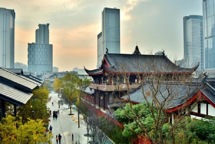 चेंगदू (चीन): चीनच्या या शहरात कुठेही 15 मिनिटांतच पायी पोहोचणं शक्य आहे. शिकागोचे आर्किटेक्ट ॲड्रियन स्मिथ आणि गार्डन गिल यांनी या शहराची रचना अशीच केली आहे. या शहरात कारवर बंदी आहे. हे शहर 2020 पर्यंत पूर्ण होईल. 