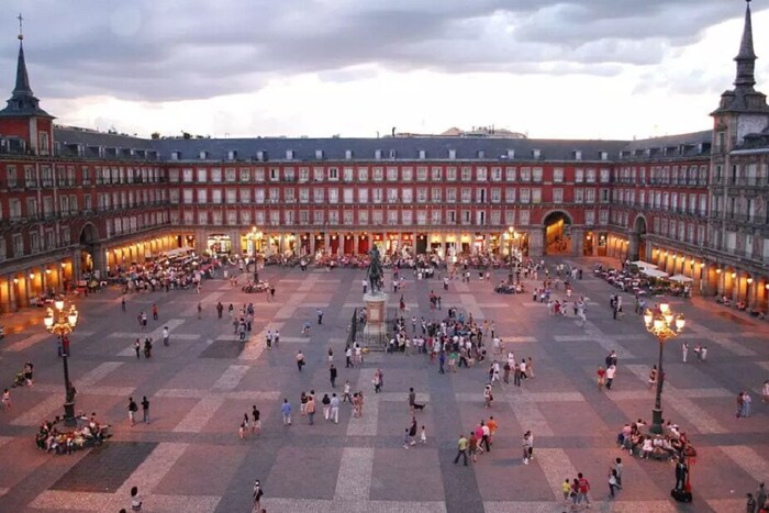 माद्रिद: या शहरातील 500 एकर परिसरात गाड्यांवर बंदी आहे. हे शहर इथले रस्ते असे तयार करत आहे की यावर पायी जाणं शक्य होईल.