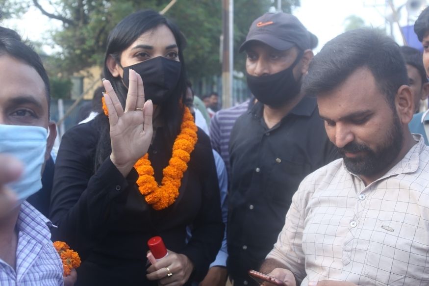 कोरोना विषाणूची लागण देशभरात होत असताना आणि बिहार विधानसभा निवडणूक सुरू होत असताना बिहारमधील वृत्तपत्रांच्या पहिल्या पानांवरील एका जाहिरातीनी सगळ्यांचंच लक्ष वेधून घेतलं. या जाहिरातीत एक तरूणी दिसून आली जिचे नाव आहे पुष्पम प्रिया चौधरी. जिच्या नावाखाली मुख्यमंत्रिपदाची उमेदवार 2020 असं लिहीलं होतं. या जाहिरातीमुळे बिहार विधानसभा निवडणुकीची चर्चा काही महिने आधीच सुरू झाली होती. यातच मार्चच्या अखेरीस लॉकडाऊनची घोषणा करण्यात आली. यामुळे सर्व कार्यक्रम बंद झाले आणि कोरोनामुळे पुष्पम प्रिया लगेचच गायब झाली. कोरोना विषाणूची लागण देशभरात होत असताना आणि बिहार विधानसभा निवडणूक सुरू होत असताना बिहारमधील वृत्तपत्रांच्या पहिल्या पानांवरील एका जाहिरातीनी सगळ्यांचंच लक्ष वेधून घेतलं. या जाहिरातीत एक तरूणी दिसून आली जिचे नाव आहे पुष्पम प्रिया चौधरी. जिच्या नावाखाली मुख्यमंत्रिपदाची उमेदवार 2020 असं लिहीलं होतं. या जाहिरातीमुळे बिहार विधानसभा निवडणुकीची चर्चा काही महिने आधीच सुरू झाली होती. यातच मार्चच्या अखेरीस लॉकडाऊनची घोषणा करण्यात आली. यामुळे सर्व कार्यक्रम बंद झाले आणि कोरोनामुळे पुष्पम प्रिया लगेचच गायब झाली.